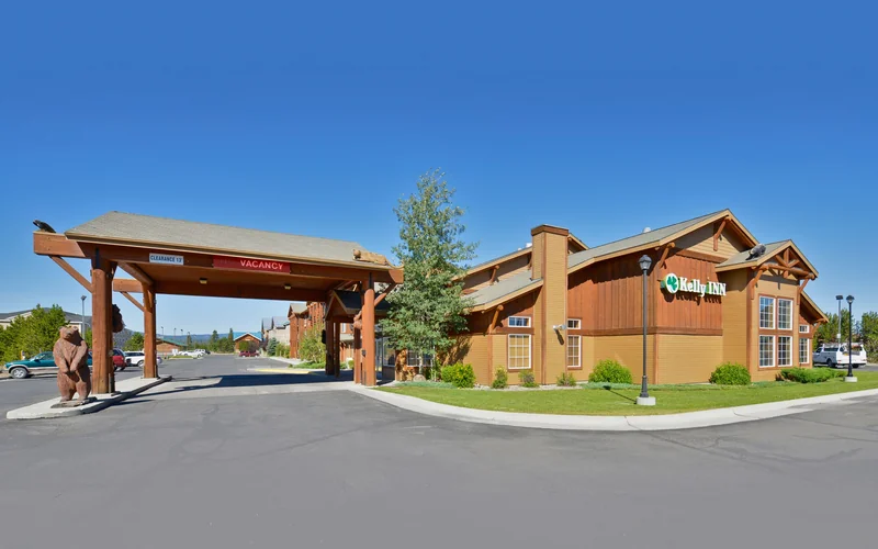 Kelly Inn West Yellowstone exterior and bear statue